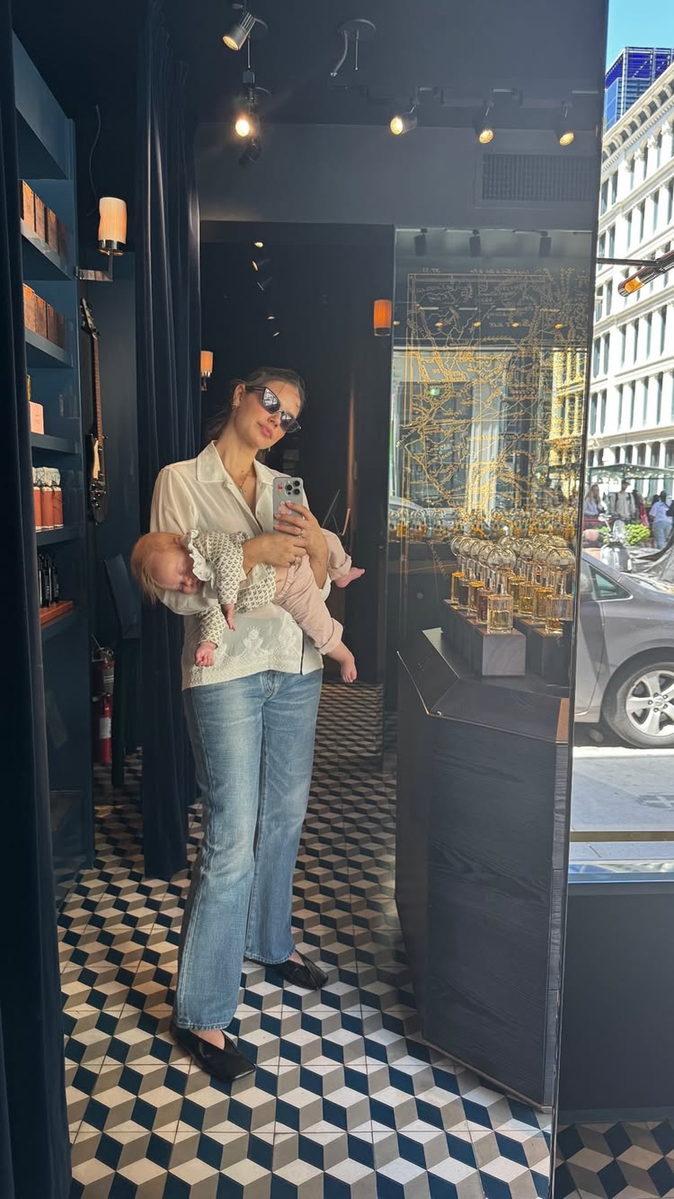 Laura Neiva curte passeio em Nova York com Chay Suede e a filha — Foto: Reprodução/Instagram
