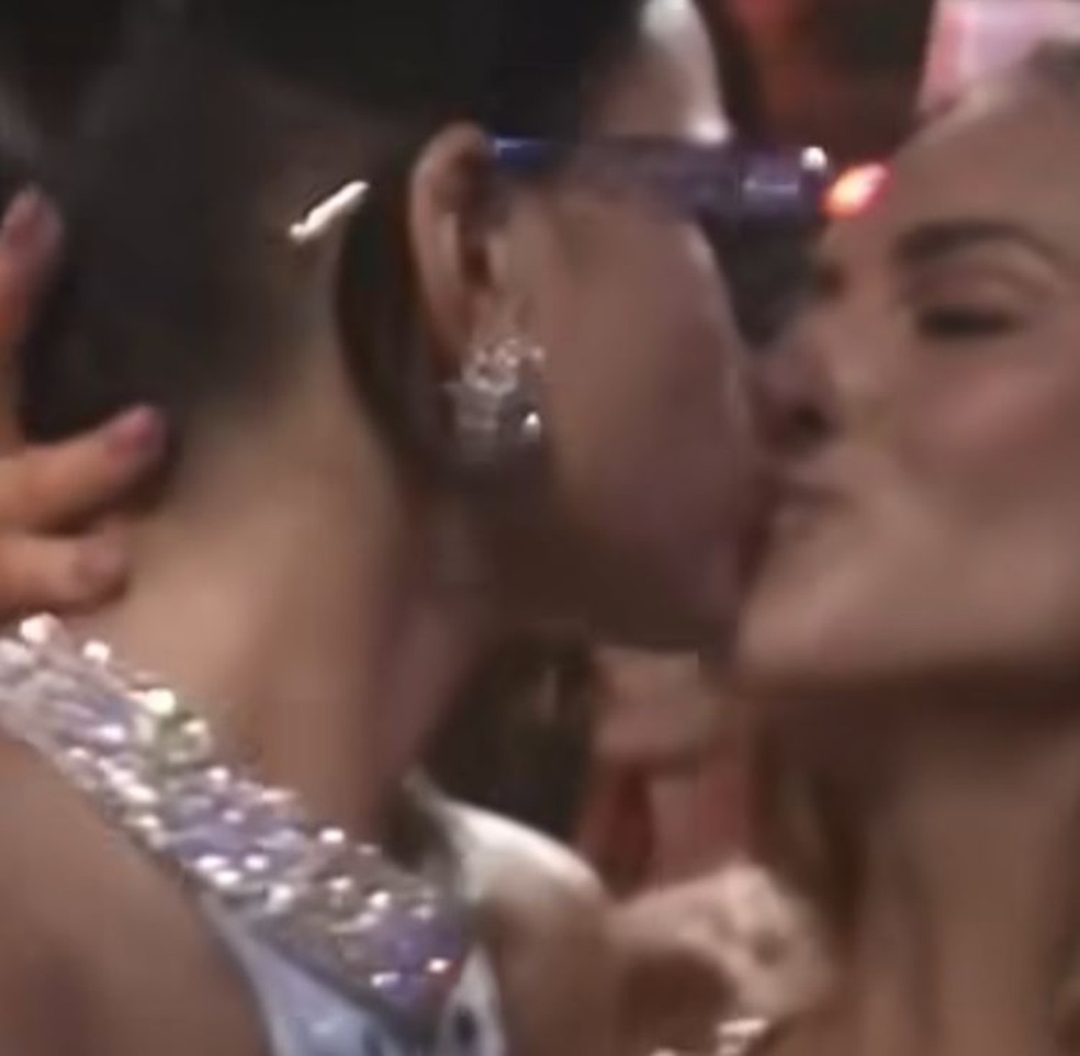 Giovanna Ewbank parabeniza Bruna Marquezine com vídeo dando selinho: 'Sou  muito sortuda'