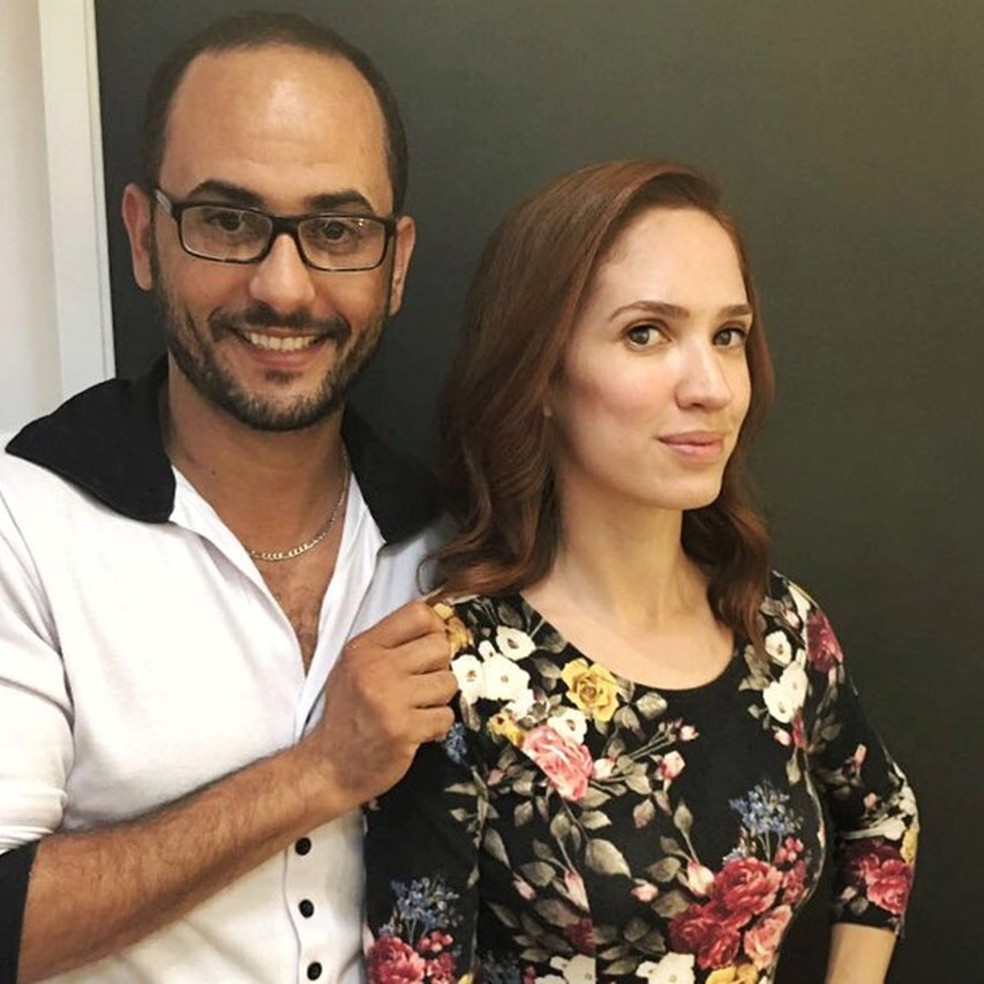 O hairstylist Michael e a editora-assistente Maiara Camargo, que testou o produto (Foto: Reprodução Instagram) — Foto: Glamour