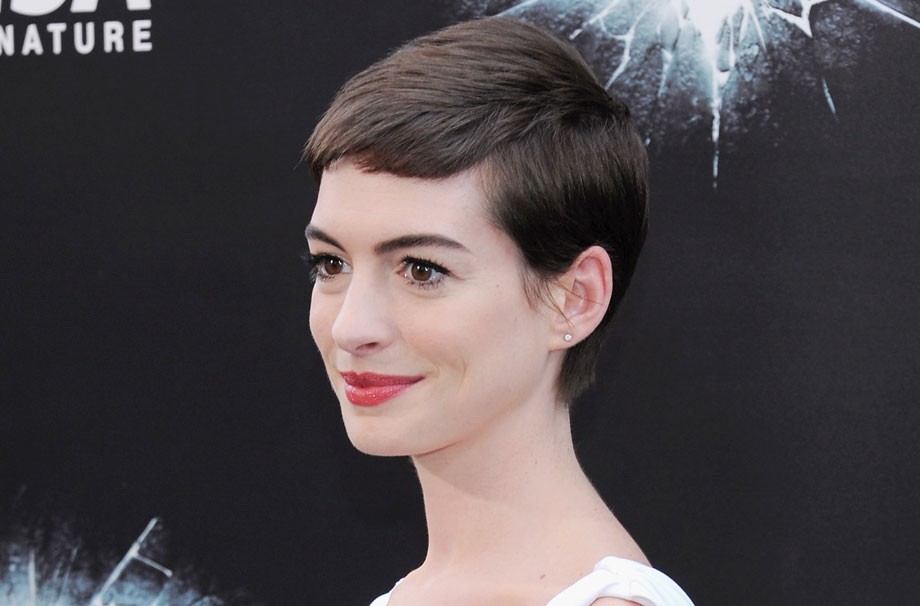 Apesar dos fios curtos, Anne Hathaway continua superfeminina. A gente amou o look para o inédito "Les Miserábles" 