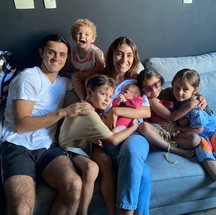 Felipe Simas e família conhecem Amélia — Foto: Reprodução/Instagram