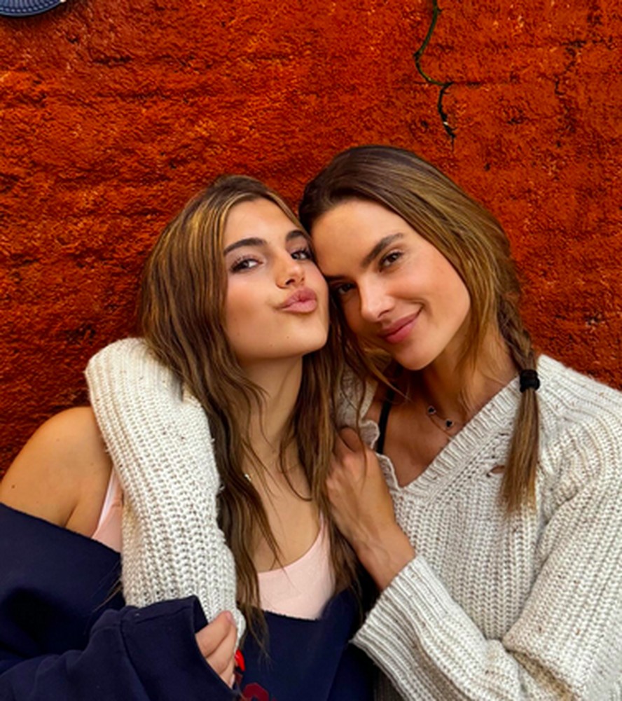 Alessandra Ambrósio posa com a filha Anja