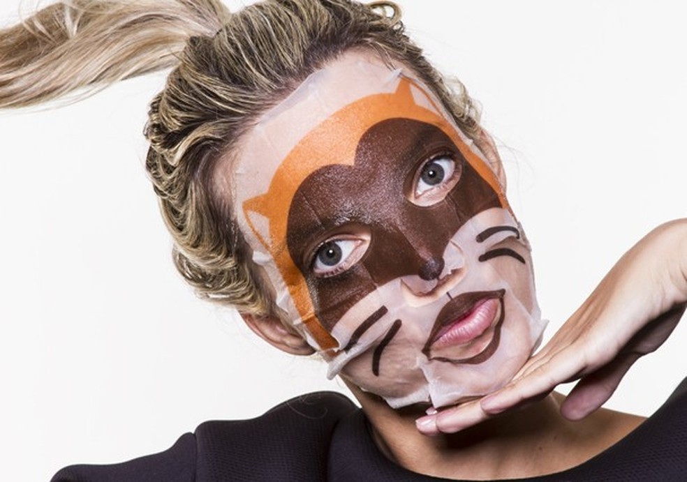 Máscaras coreanas de beleza com estampa de gato (Foto: David Mazzo) — Foto: Glamour