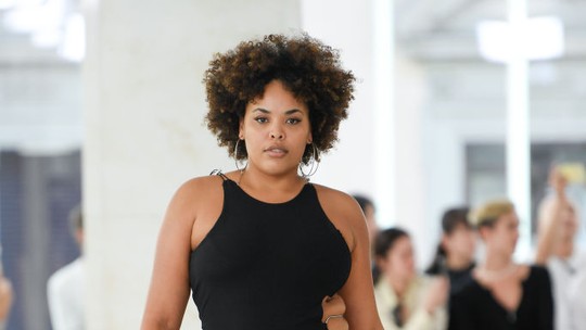 Brasileira Karoline Vitto leva diversidade para a semana de moda de Milão
