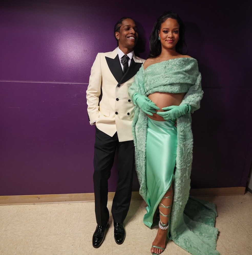 Grávida do segundo filho, Rihanna mostra a barriguinha em backstage do