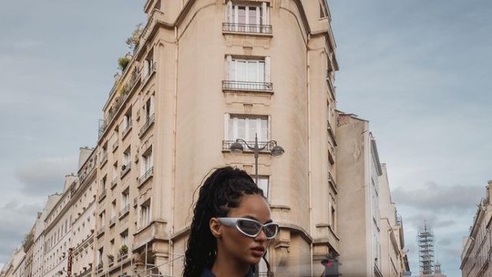 Juliana Nalú aposta em look all-jeans em ensaio de fotos em Paris 