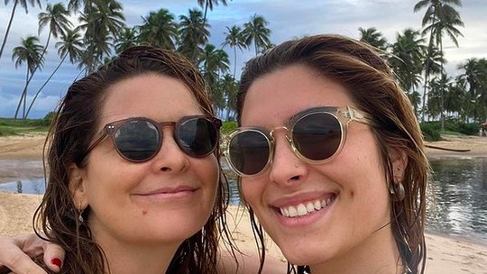 Cláudia Abreu posta clique raro com a filha e impressiona seguidores: "Parecem irmãs"