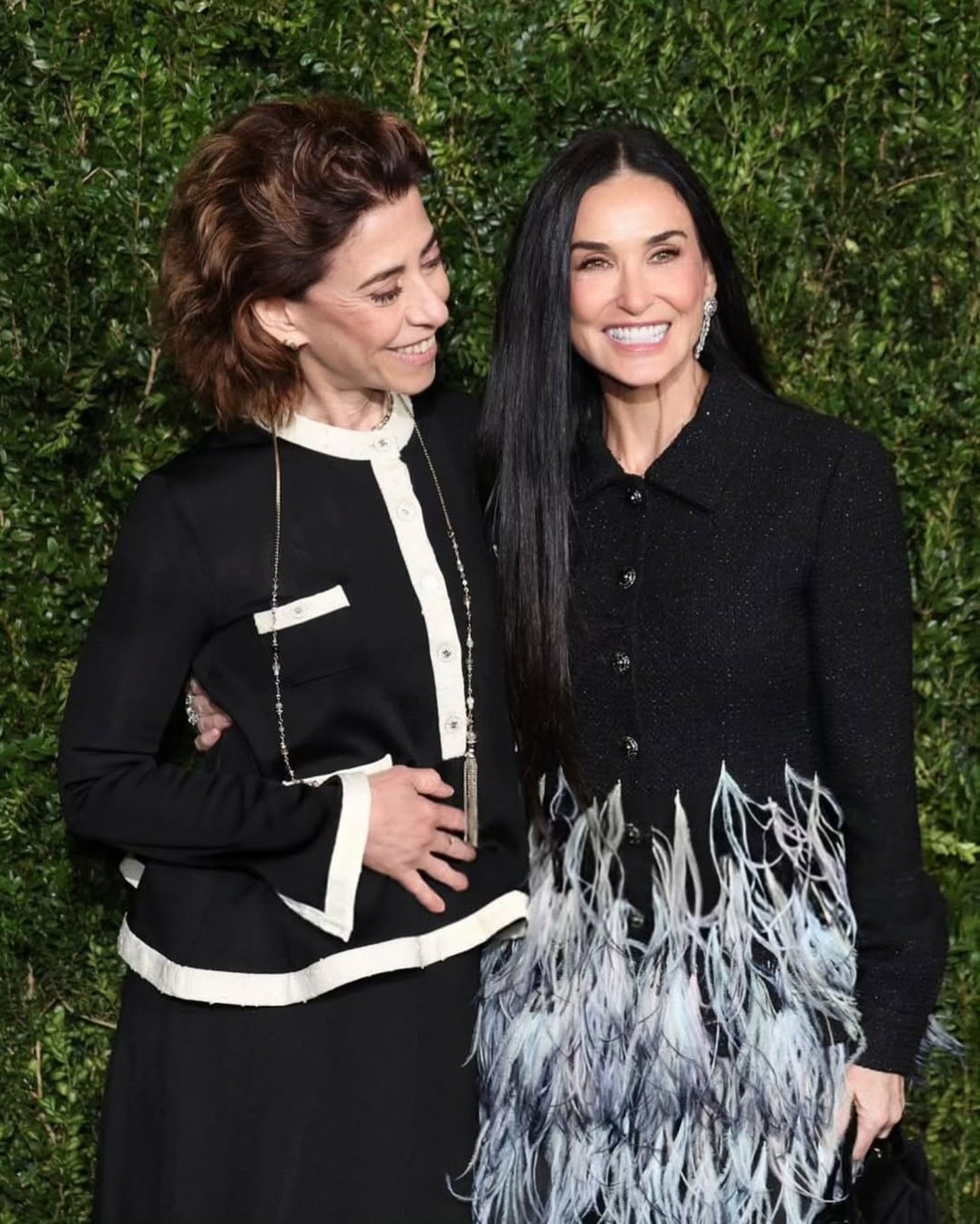 Fernanda Torres e Demi Moore posam juntas em festa pré-BAFTA