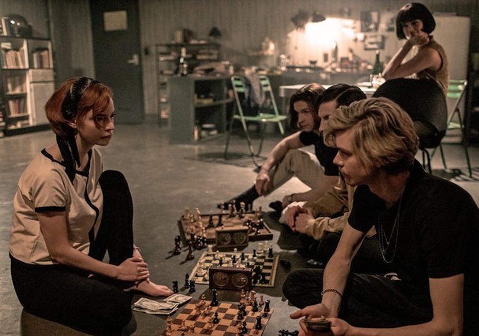 Cena da aposta de xadrez rápido com três tabuleiros diferentes (Foto: Netflix/Divulgação) — Foto: Glamour