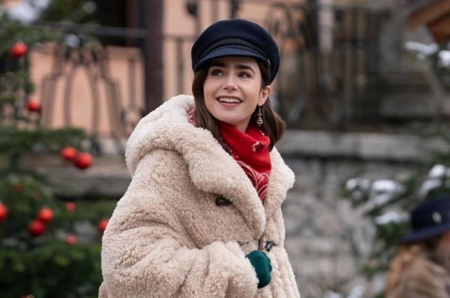 Lily Collins durante as gravações de 'Emily in Paris'
