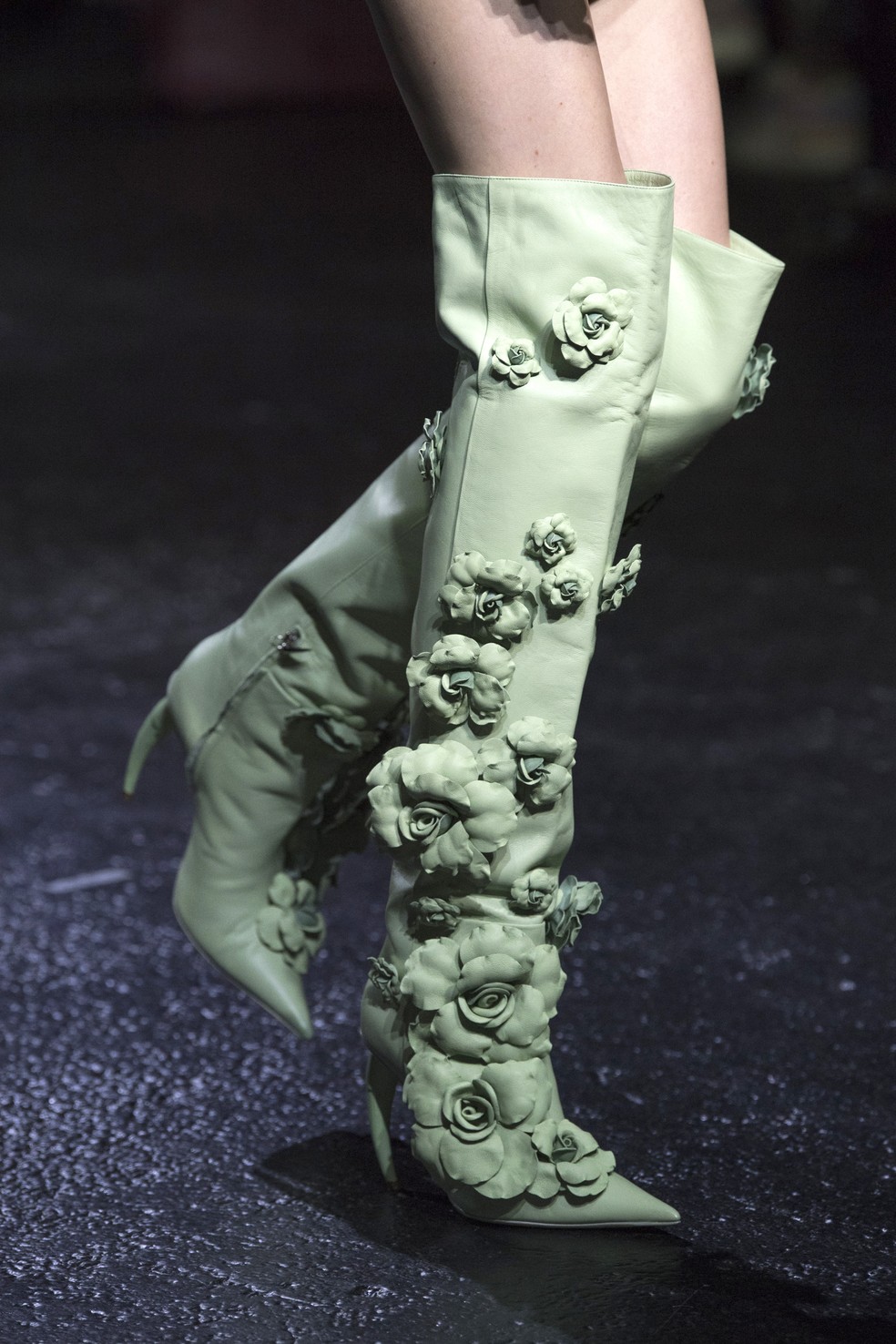 Flores bordadas nas botas de Roberto Cavalli — Foto: IMAX