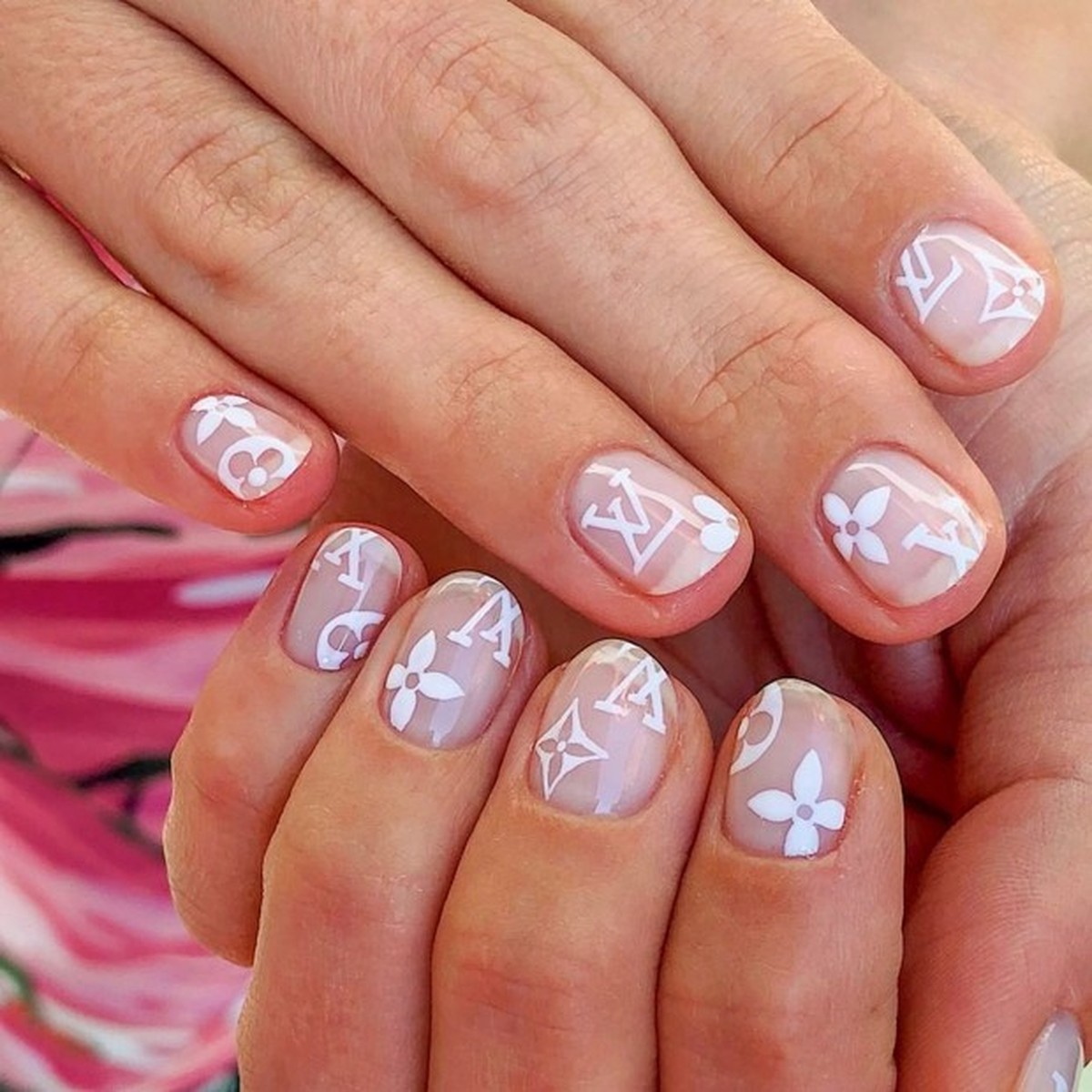 Manicure de grife: aplicar logomarcas de marcas luxo nas unhas virou ...