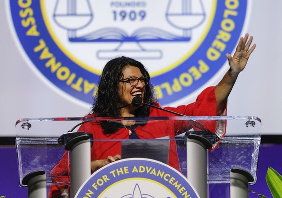 DETROIT, MI - JULY 22: U.S. Rep. Rashida Tlaib (D-MI) speaks at the opening plenary session of the NAACP 110th National Convention at the COBO Center on July 22, 2019 in Detroit, Michigan. The convention is from July 20 to July 24 with the theme of, "When (Foto: Getty Images) — Foto: Glamour