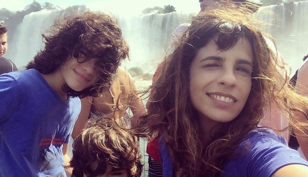 Maria Ribeiro passeia nas Cataratas do Iguaçu e se declara ao Brasil