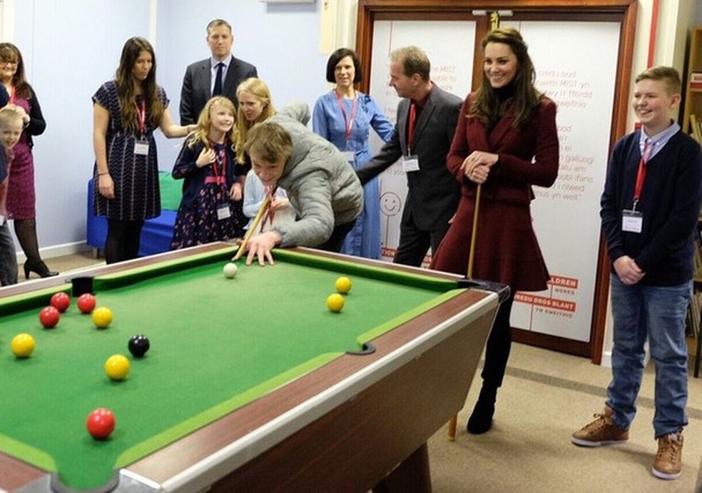 Kate Middleton joga partida de sinuca com pacientes e funcionários do centro (Foto: Reprodução Instagram) — Foto: Glamour