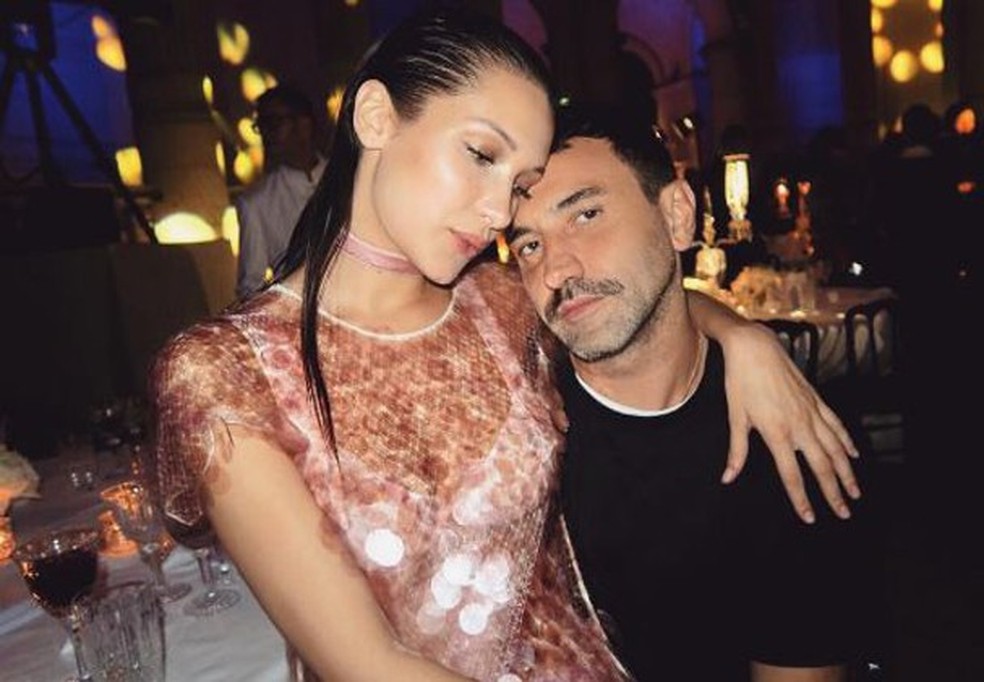 Bella Hadid e seus truques de beleza infalíveis (Foto: Getty Images/Reprodução) — Foto: Glamour