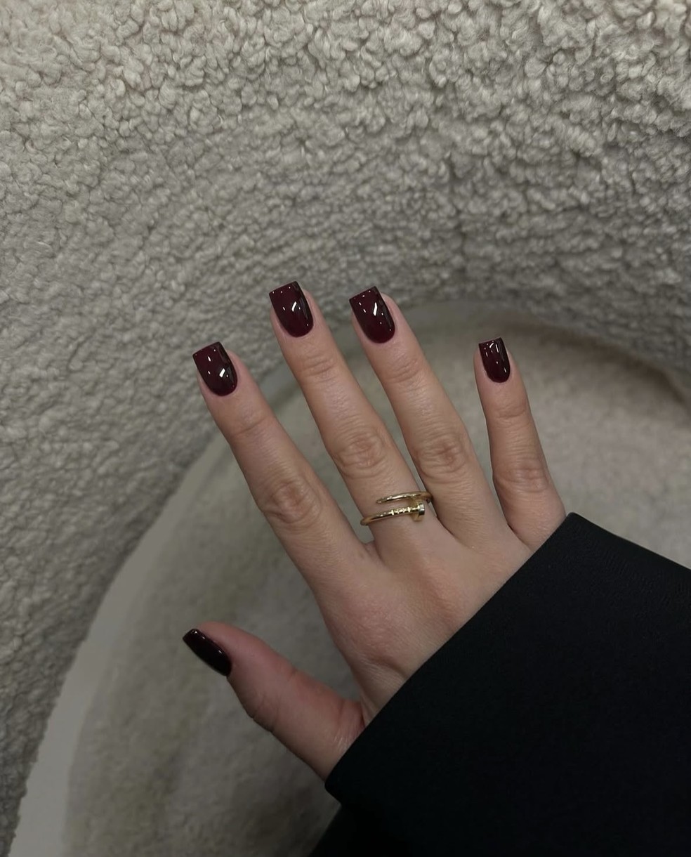 As unhas quadradas voltam aos holofotes no outono de 2025!  — Foto: Reprodução/Instagram/@naileditstudiio