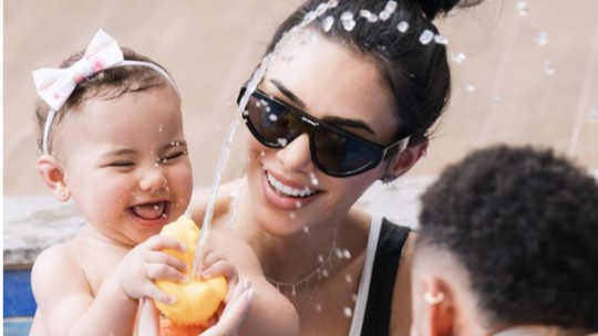 Na Arábia, Neymar, Bruna Biancardi e Carol Dantas curtem piscina com os filhos