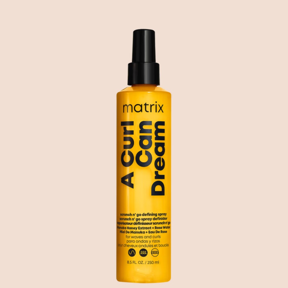 Modelador de Cachos em Spray A Curl Can Dream Scrunch N' Go, Matrix (R$ 110,90) — Foto: Divulgação