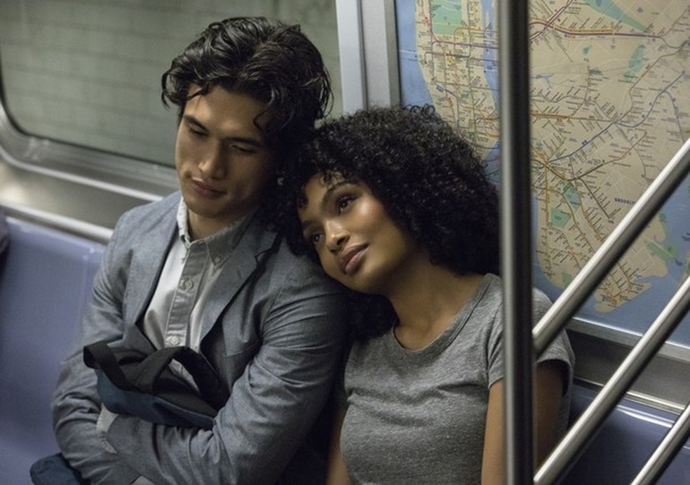 Daniel Bae e Natasha Kingsley (Foto: Divulgação: Warner Bros.) — Foto: Glamour
