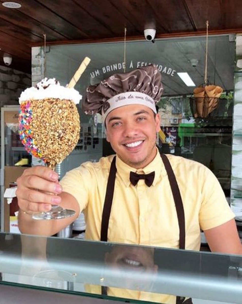 Wesley Safadão é atendente por um dia em sorveteria