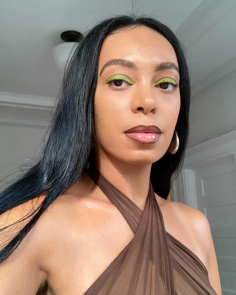 Ideias de maquiagens coloridas para looks festivos o ano todo — Foto: Reprodução