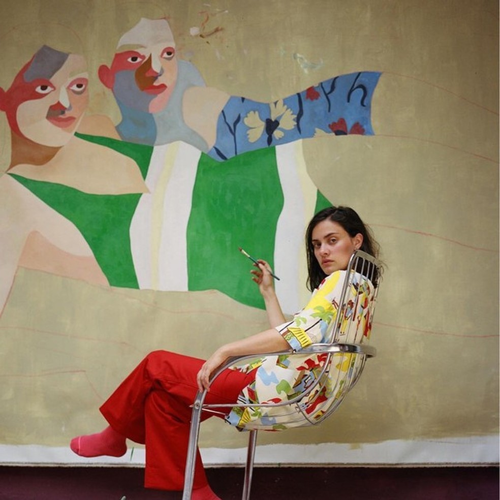 Inès Longevial mostra que conforto e moda também caminham juntos enquanto pinta um de seus painéis (Foto: Reprodução Instagram) — Foto: Glamour