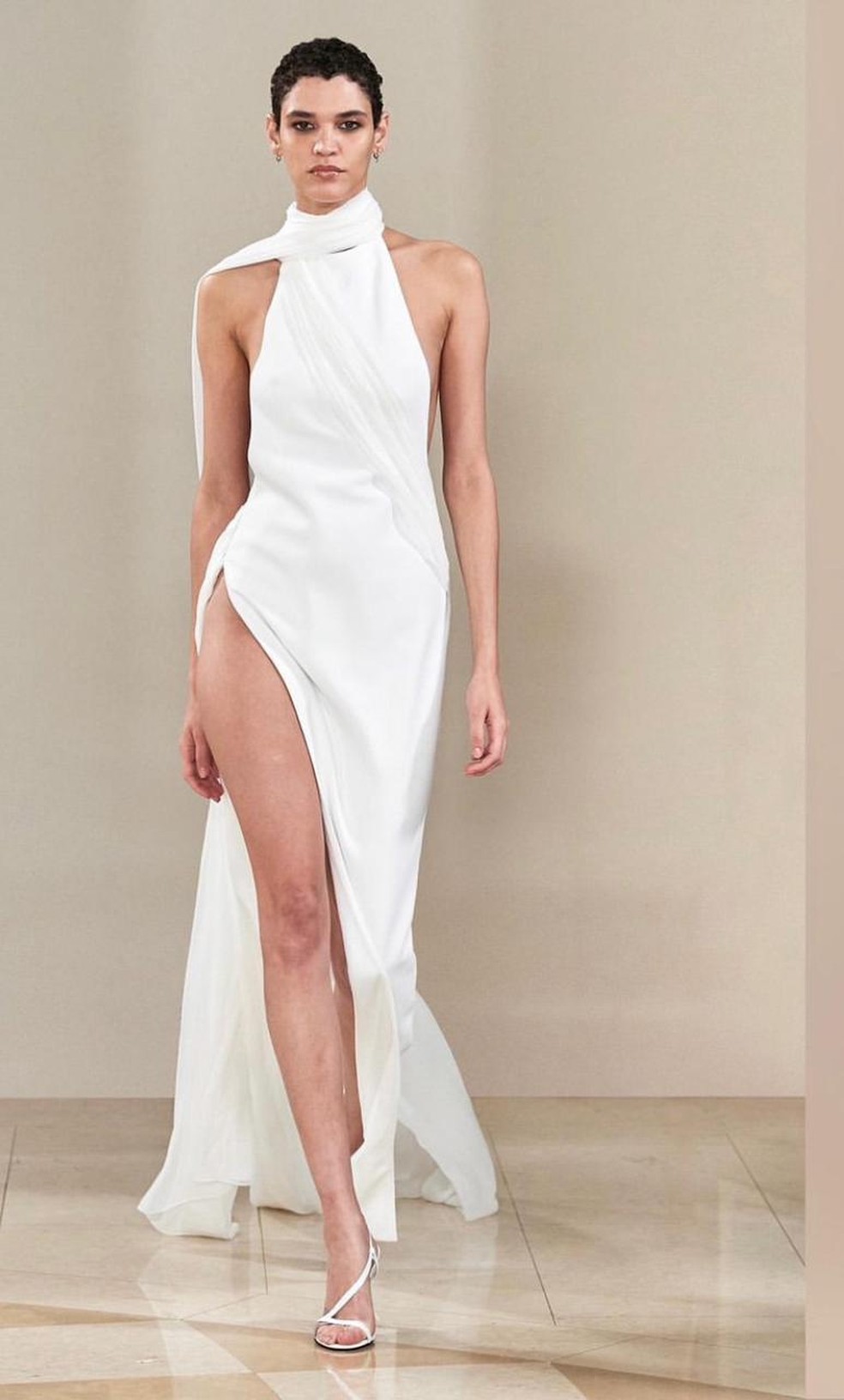 Look como o escolhido por Sabrina Sato para o casamento de Celina Locks e Ronaldo, da grife Mônot — Foto: Reprodução/Mônot