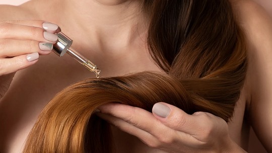 Como usar óleo capilar da maneira correta, de acordo com cabeleireiros