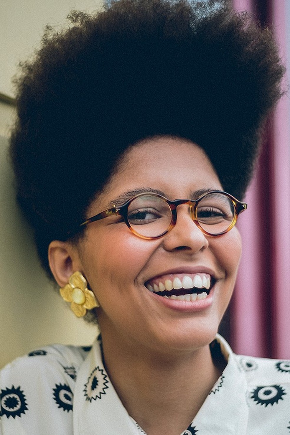 “Ao olhar para meus irmãos, vejo que os projetos e as políticas públicas que me fizeram ser quem sou desapareceram” (Foto: Demian Jacob) — Foto: Glamour