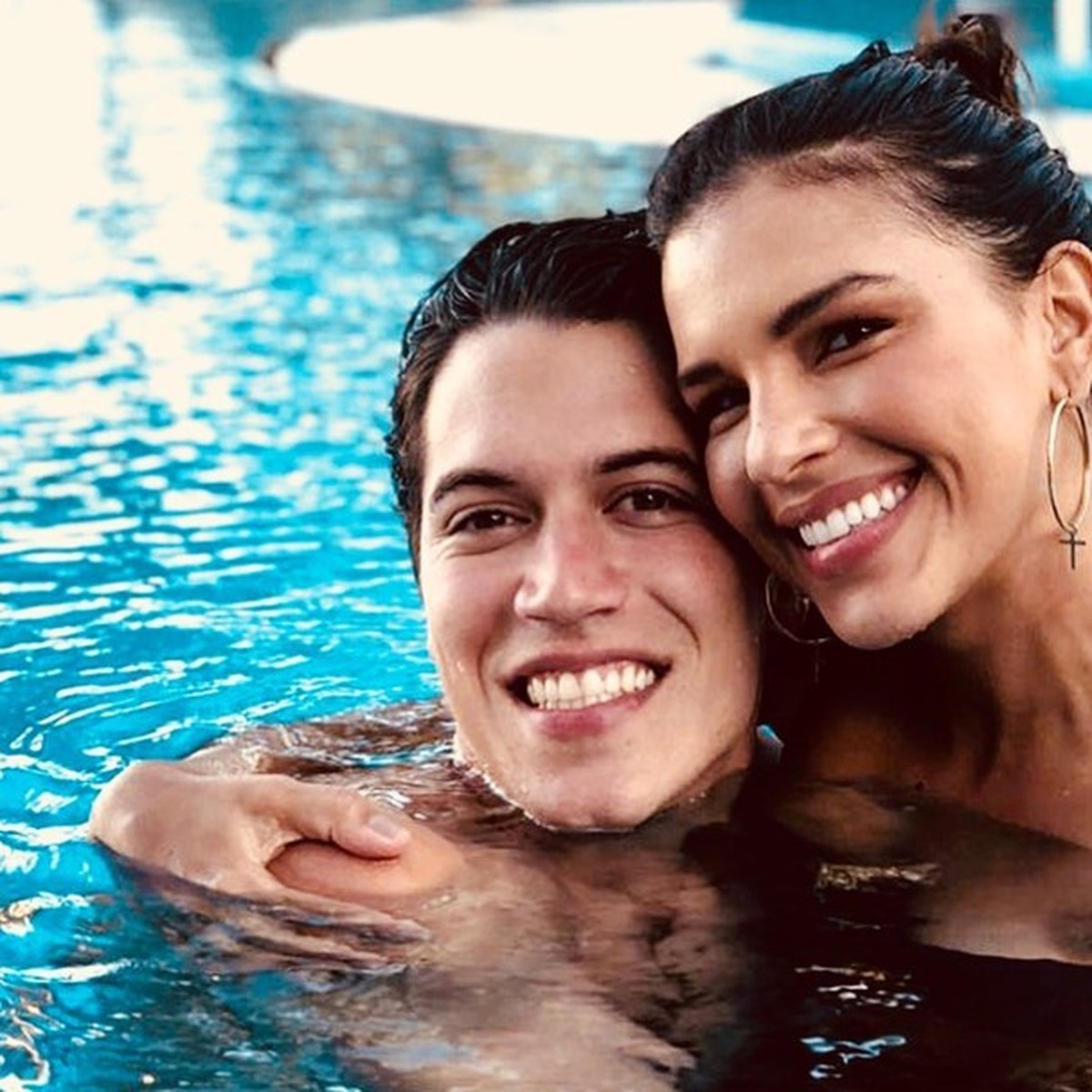 Mariana Rios posa com o noivo na piscina e se declara