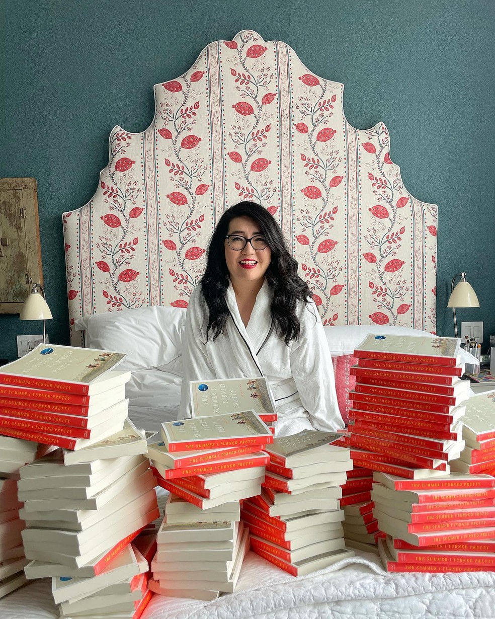 Jenny Han, autora de "O Verão Que Mudou Minha Vida", revela qual o segredo de uma boa história — Foto: Reprodução/Instagram