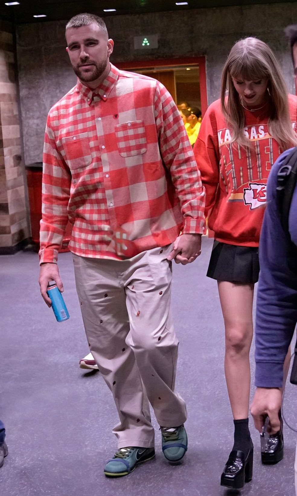Travis Kelce e Taylor Swift de mãos dadas — Foto: Reprodução/Twitter