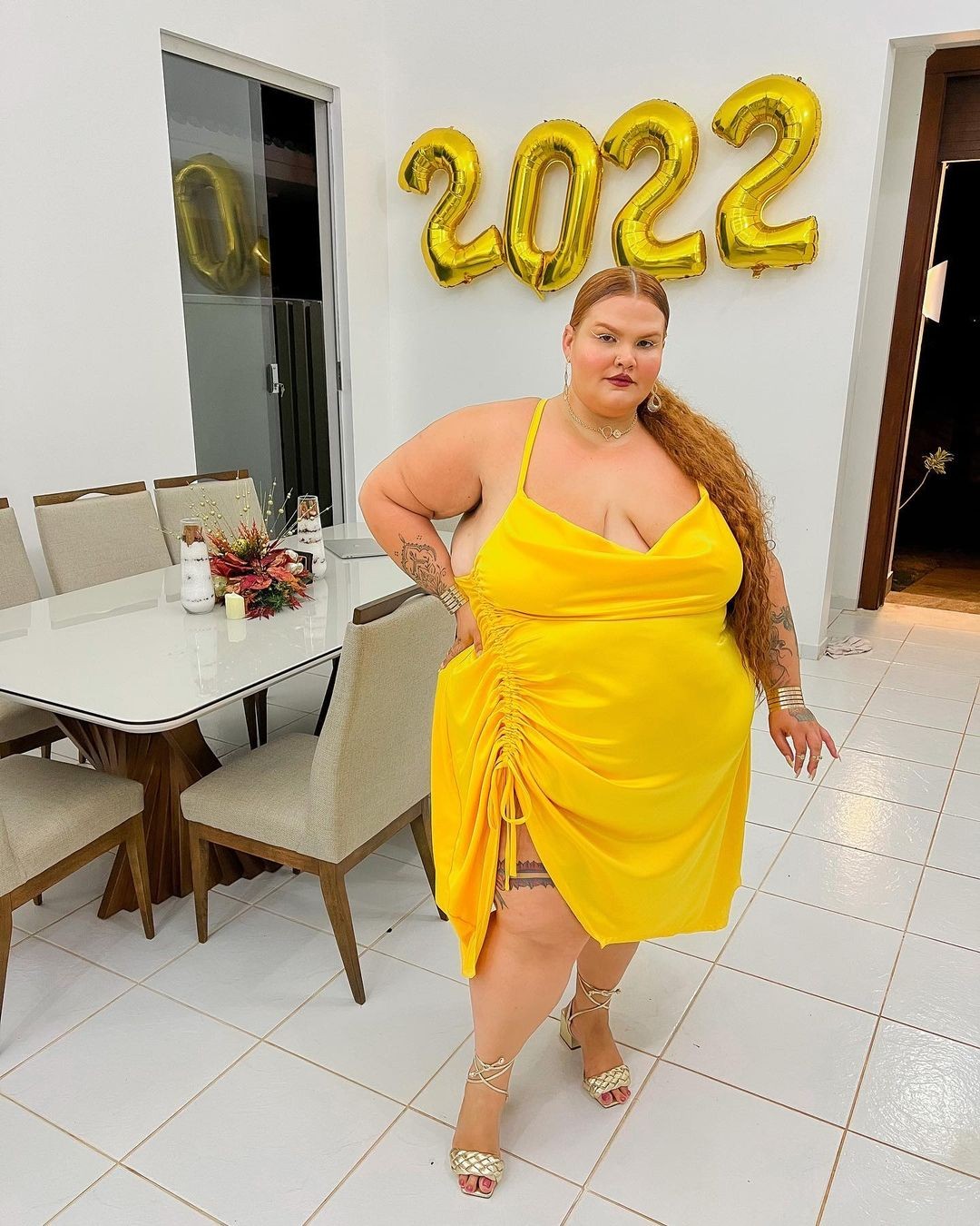 A influenciadora Thais Carla apostou em um vestido decotado amarelo para receber 2022 com tudo! — Foto: Instagram @thaiscarla