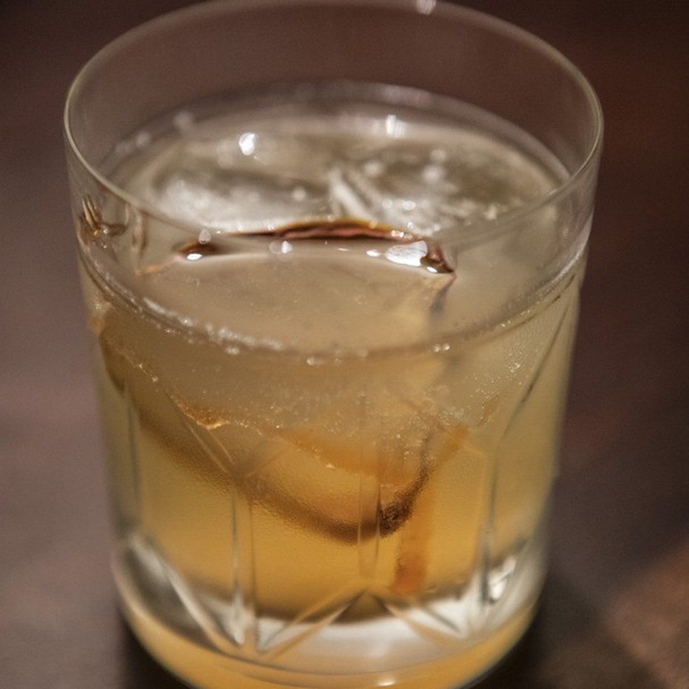Drink de caju e gin é mega refrescante (Foto: Ricardo D'Angelo) — Foto: Glamour