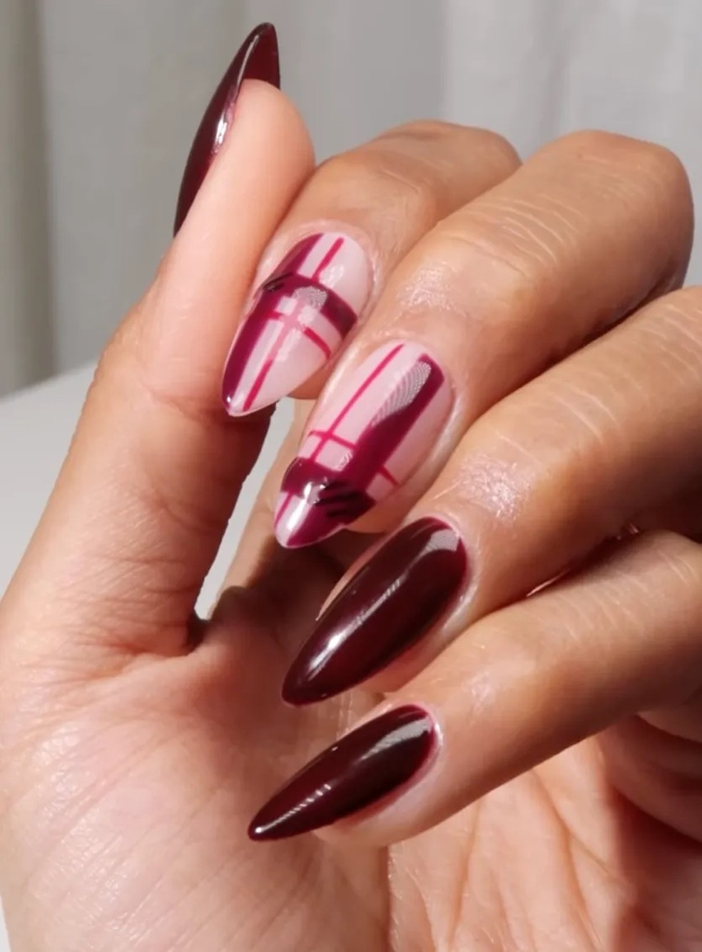 Unhas dark cherry continuam em alta em 2025 — Foto: Reprodução/Instagram