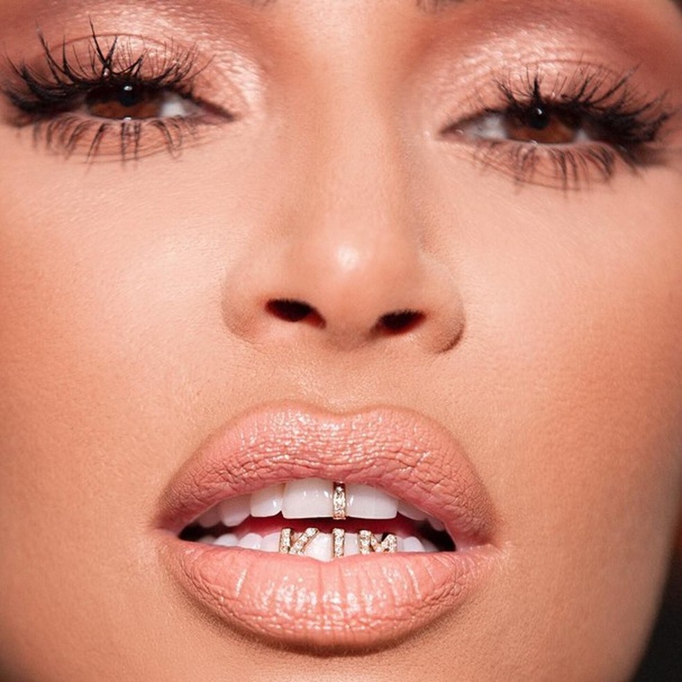 Kim Kardashian usa acessório diferentão no dente (Foto: Instagram/Reprodução) — Foto: Glamour