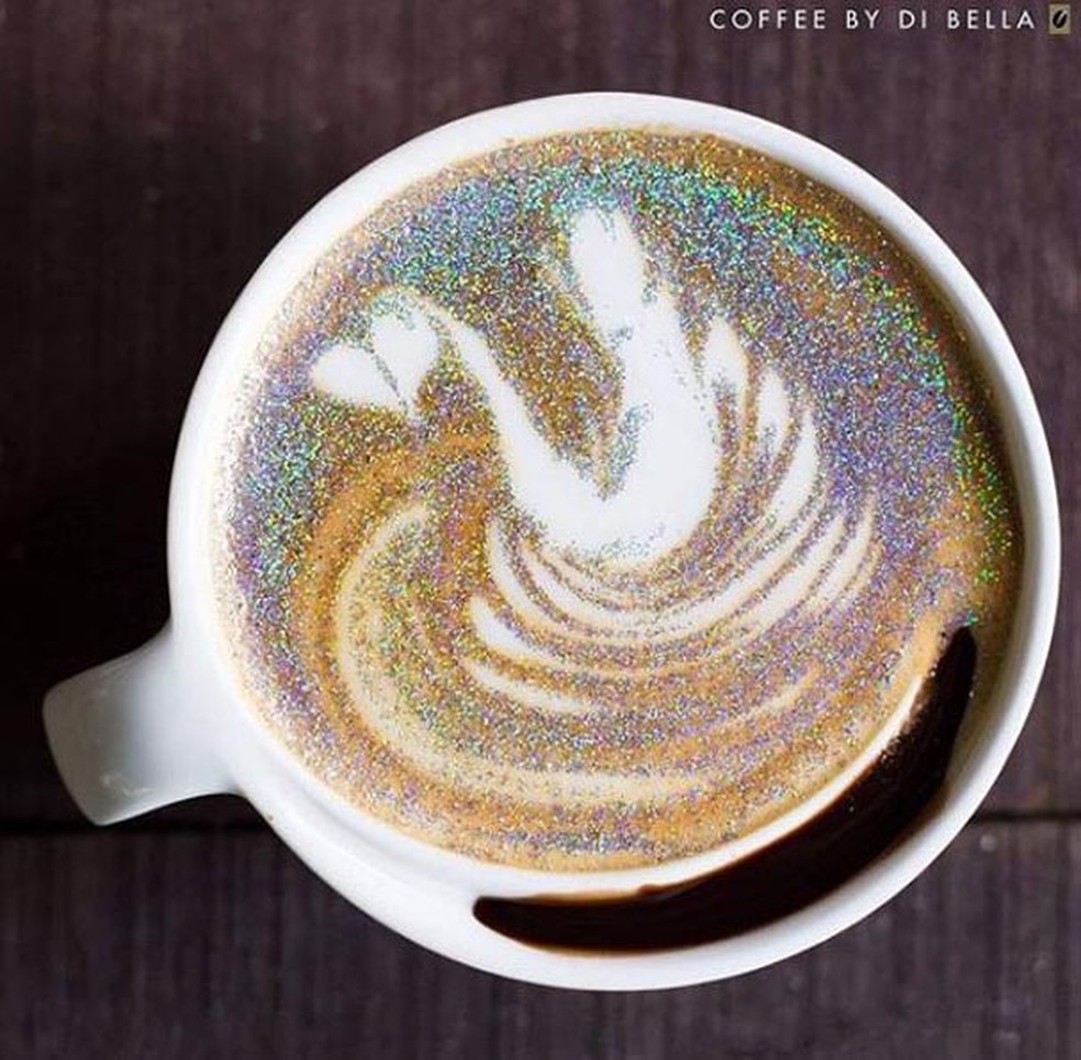 Cappuccino com glitter (Foto: Reprodução/Instagram) — Foto: Glamour