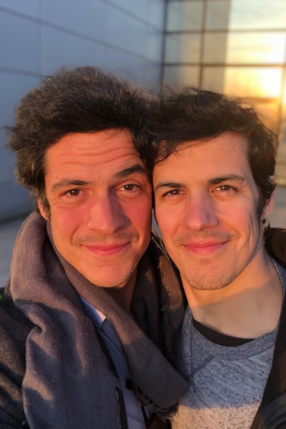 Mateus Solano surge ao lado do irmão e surpreende fãs