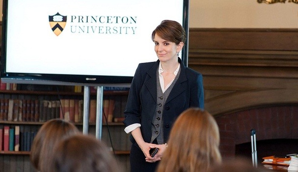 Tina Fey é Portia, que trabalha no escritório de candidaturas da universidade de Princeton (EUA), no filme A Seleção (2013) (Foto: Reprodução ) — Foto: Glamour