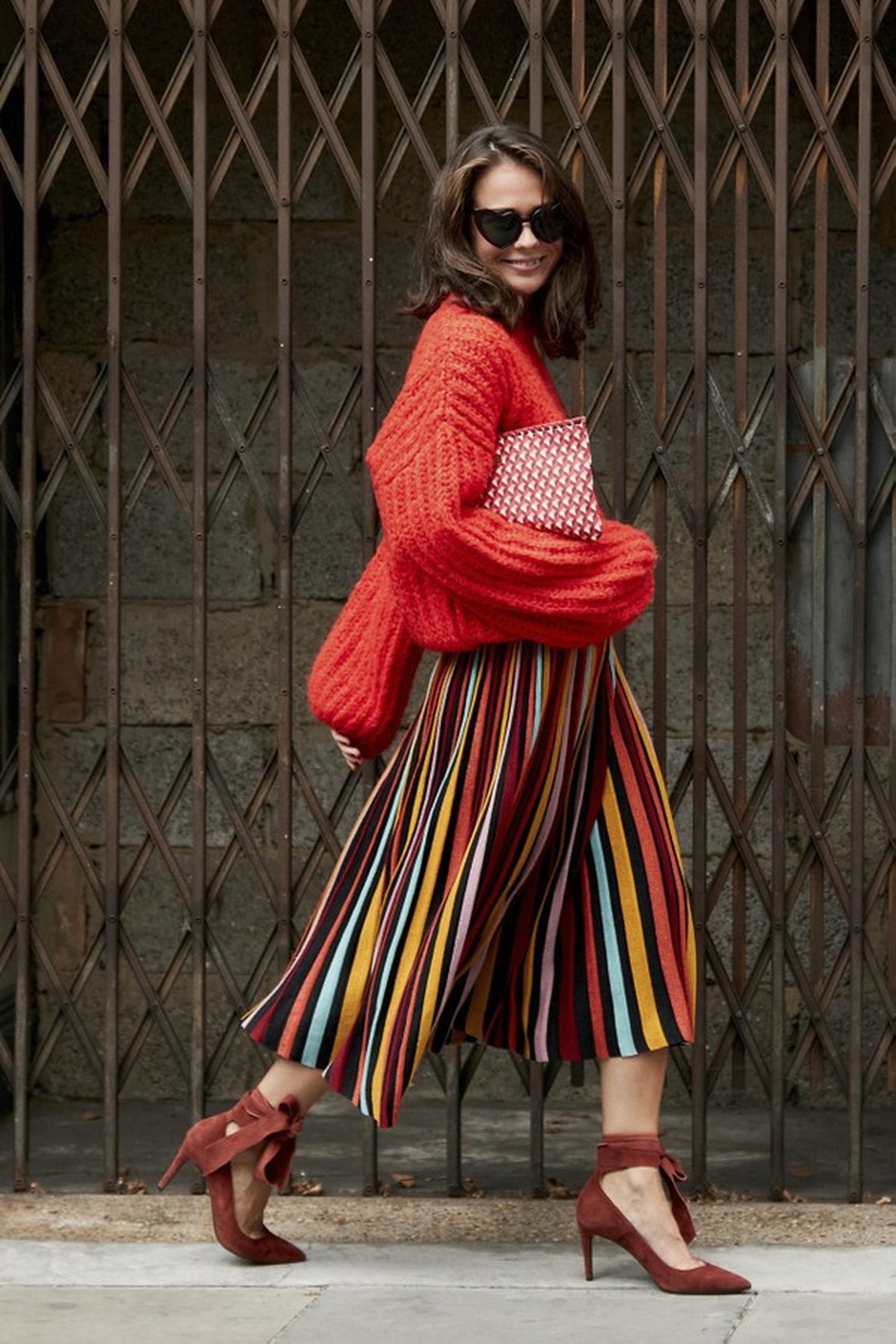 Living Coral: looks direto do street style com a cor de 2019 (Foto: Imaxtree) — Foto: Glamour