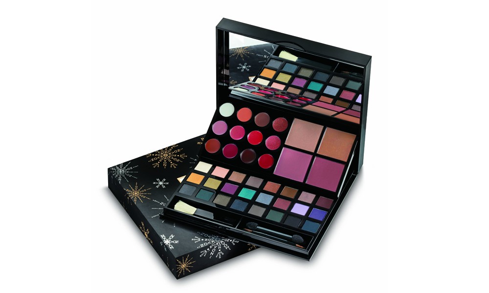 Paleta de Maquiagem com caixa presenteável Natal, da Avon, R$ 250 | SAC: 0800-7082866. Contém 24 sombras, 12 brilhos labiais, quatro blushes e espelho. 