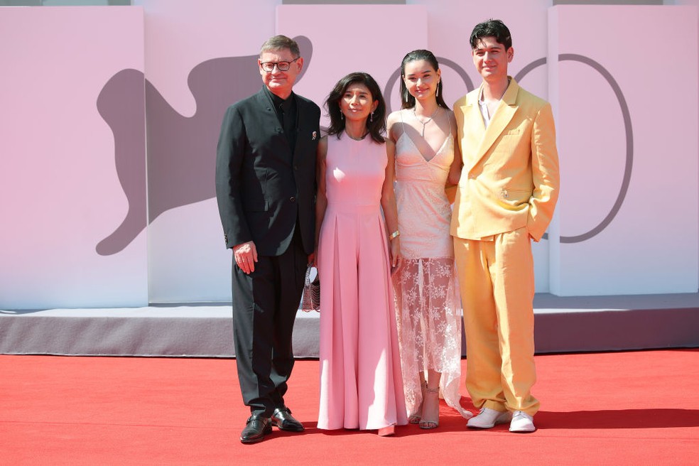 Cyrille Vigneron com sua família na primeira première do tapete vermelho do Festival de Veneza nesta sexta-feira (01.09) — Foto: Getty Images