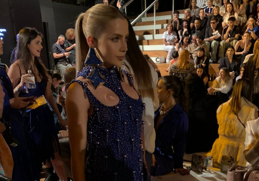Jade Picon marca presença no SPFW com look exuberante