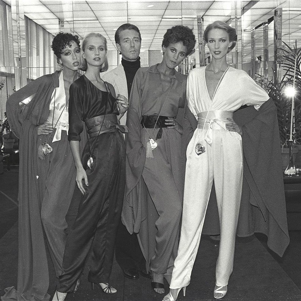 Halston com modelos (e modelos de macacão!) (Foto: Reprodução/Instagram) — Foto: Glamour