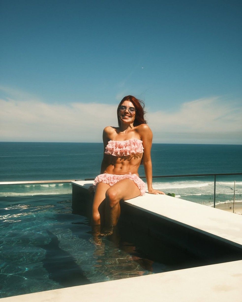 Gkay aposta em biquíni diferentão de babados e renova bronzeado na praia — Foto: Reprodução/Instagram