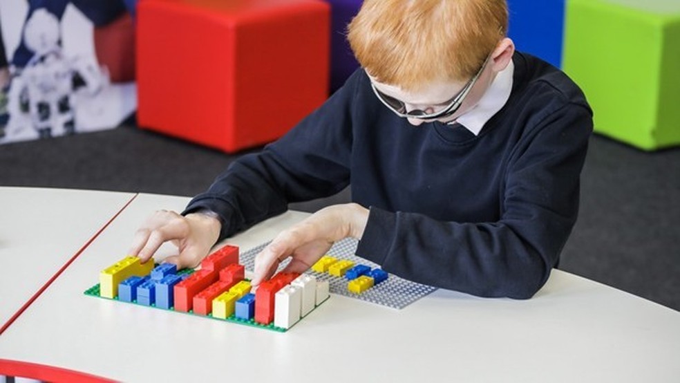 Lego em braile para crianças cegas chegará ao Brasil (Foto: Reprodução/Instagram) — Foto: Glamour