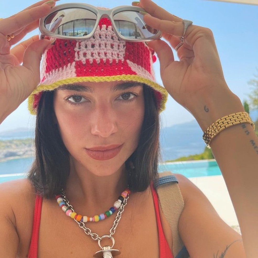 O truque de estilo que está conquistando as famosas é a mistura de colares (Foto: @dualipa) — Foto: Glamour