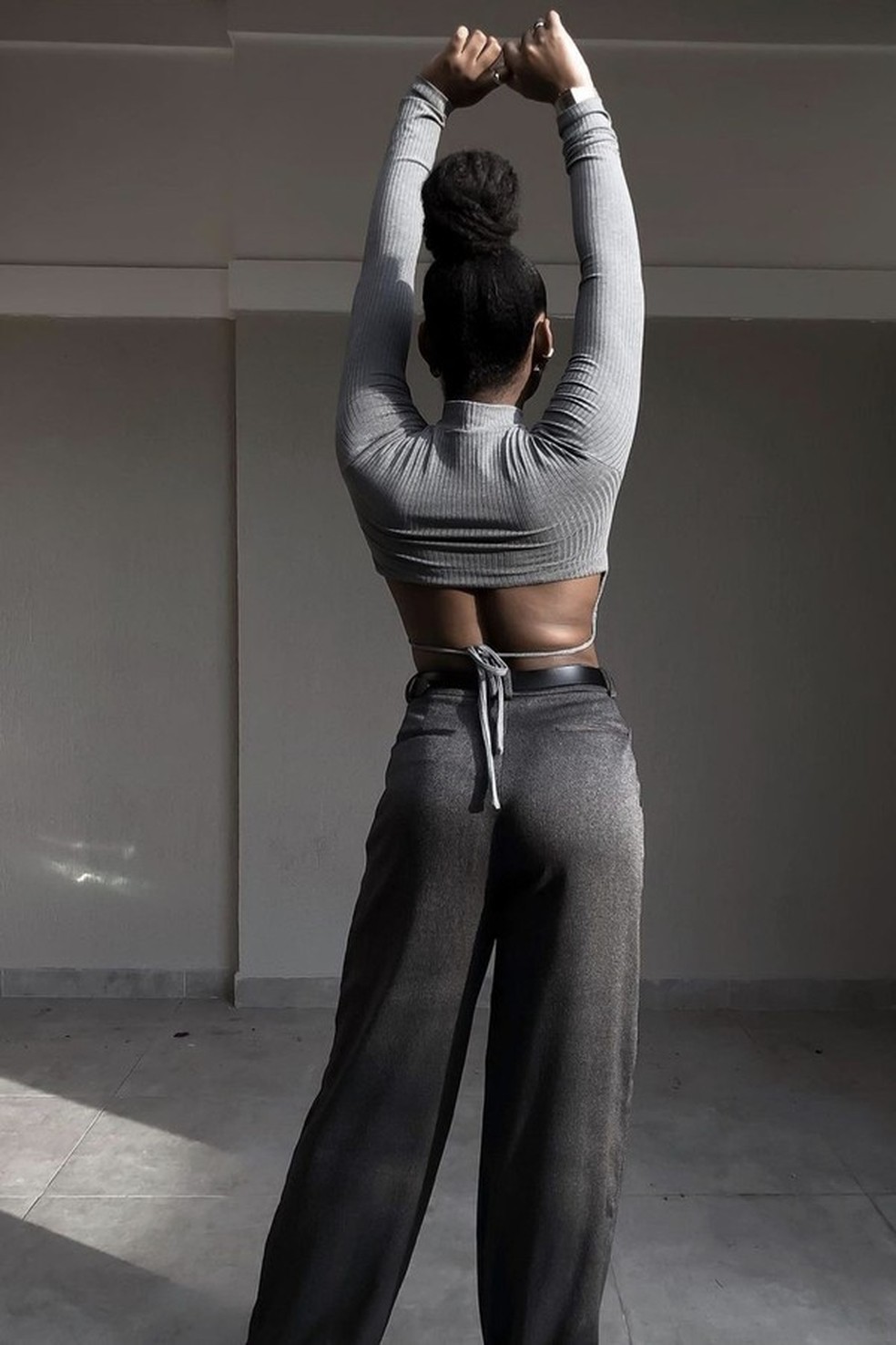 Tendência: decote nas costas (Foto: @stellachidozie) — Foto: Glamour