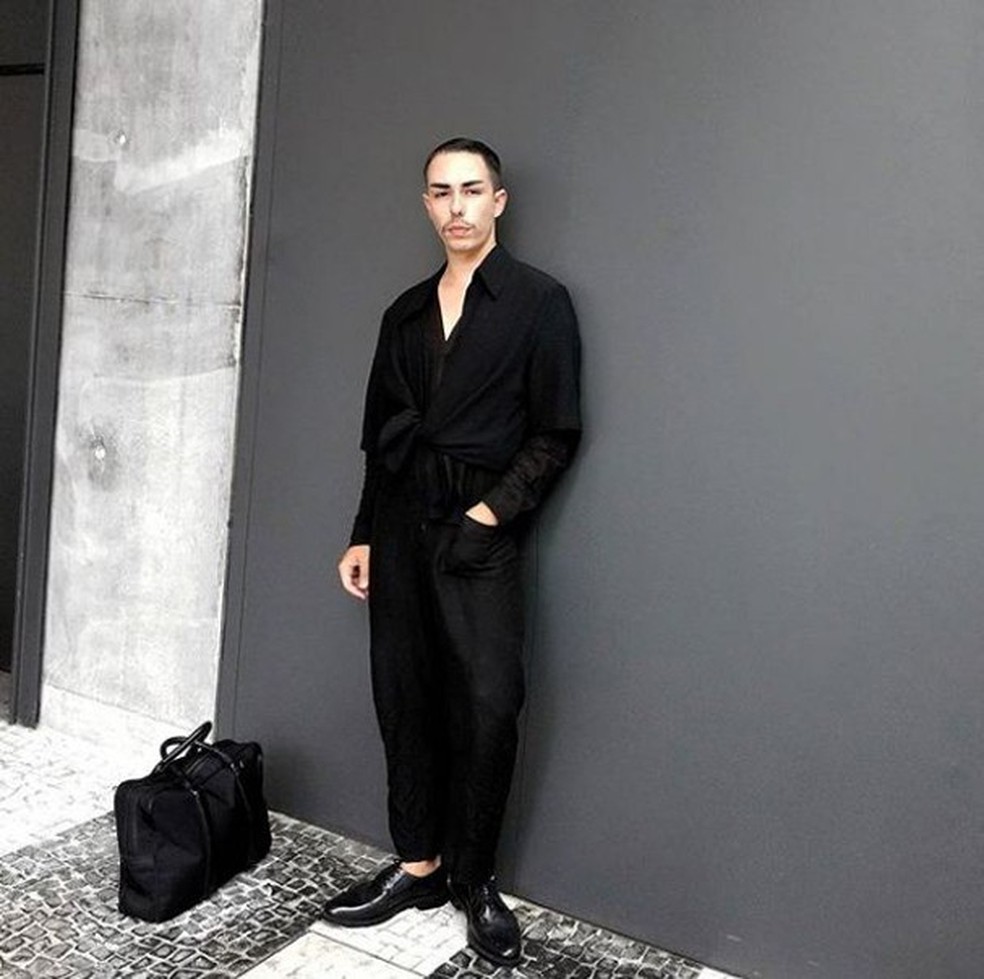Gabriel Feriani: neste dia ele estava minimal, mas às vezes está extravagante, outras vintage de brechó e por aí vai (Foto: Reprodução Instagram @gabrielferianii) — Foto: Glamour